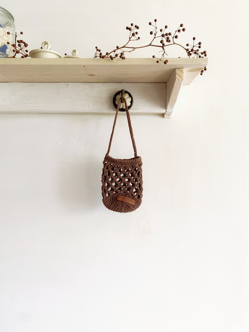 Jess Cadeau。韩国棉线手工编织镂空咖啡色手提水瓶小包 - 手提包/手提袋 - 棉．麻 咖啡色