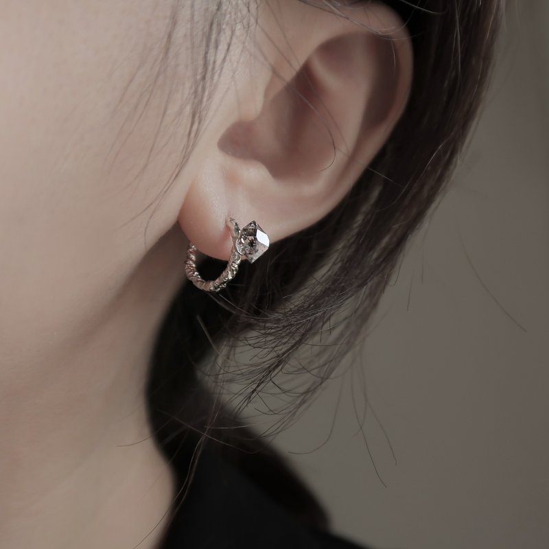 925纯银 黑闪灵钻 赫基蒙水晶 不规则 岩纹易扣 耳环 耳夹 一对 - 耳环/耳夹 - 纯银 灰色