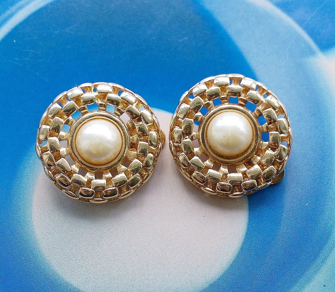 Vintage Jewelry 西洋古董饰品 大圆篓空 仿珠 夹式耳环 - 耳环/耳夹 - 其他材质 金色