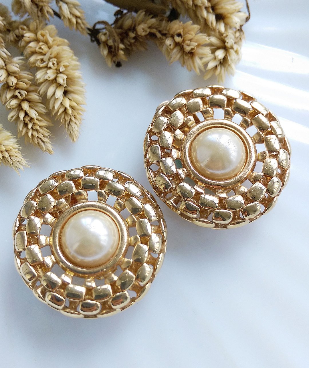 Vintage Jewelry 西洋古董饰品 大圆篓空 仿珠 夹式耳环 - 耳环/耳夹 - 其他材质 金色