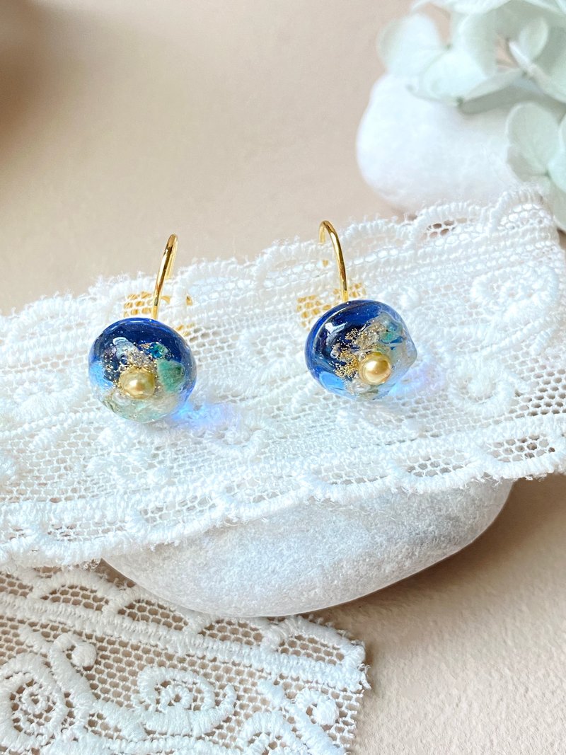 【无针优雅】海洋风珍珠圆形耳饰・14k金色夹式耳环・无耳洞可戴 - 耳环/耳夹 - 树脂 蓝色