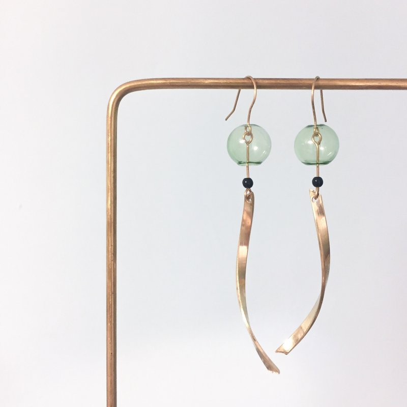 午后。绿玻璃圆球黄铜耳环 - 耳环/耳夹 - 玻璃 绿色