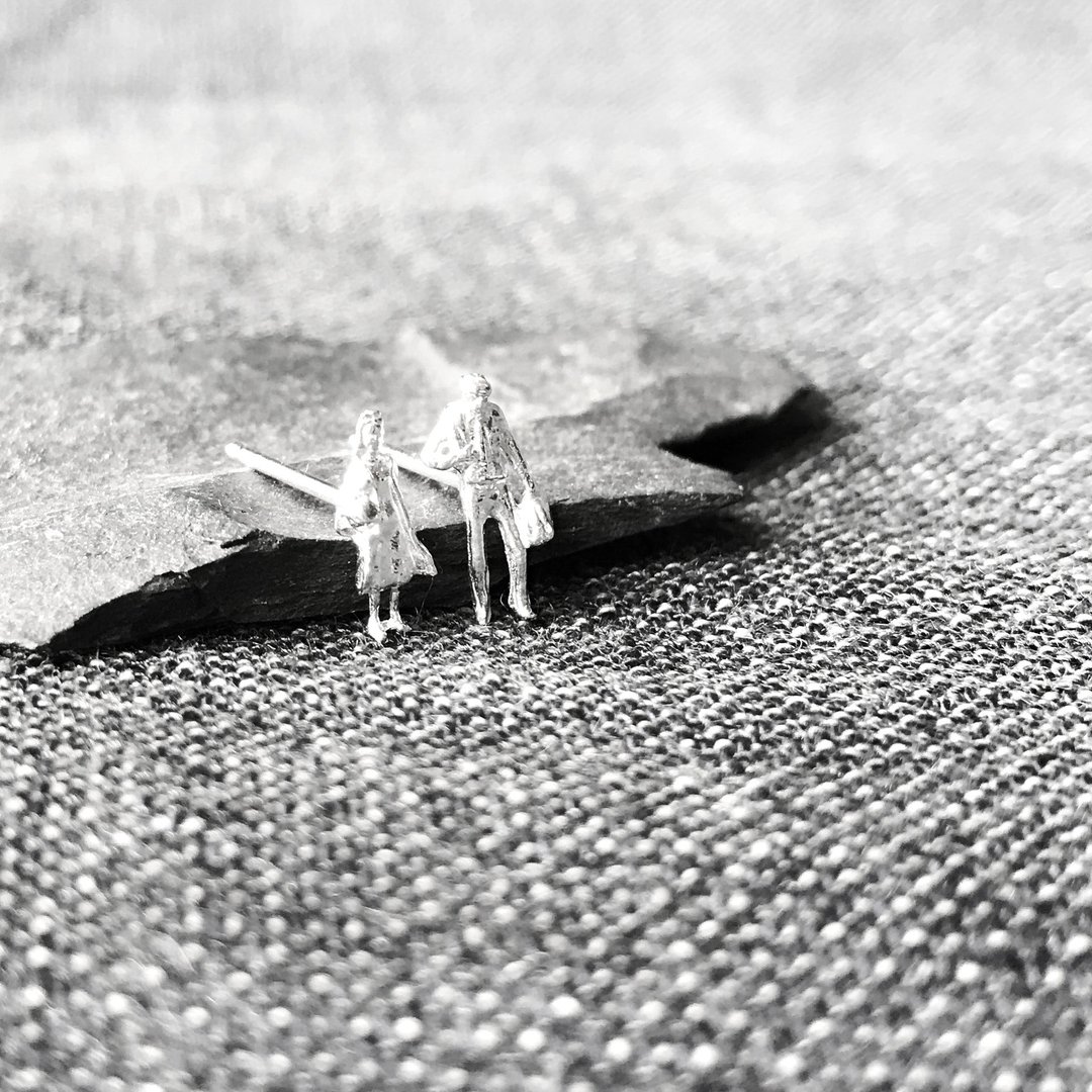 小人物耳环 耳针 纯银  Miniature earrings - 耳环/耳夹 - 其他金属 白色