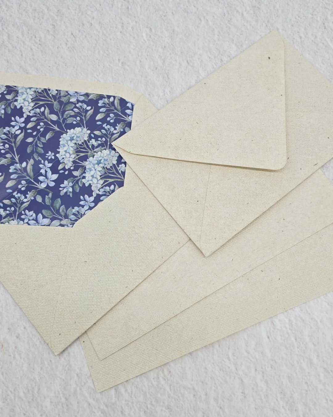 Linen textured card paper and envelope with blue hydrangea f - 卡片/明信片 - 纸 蓝色