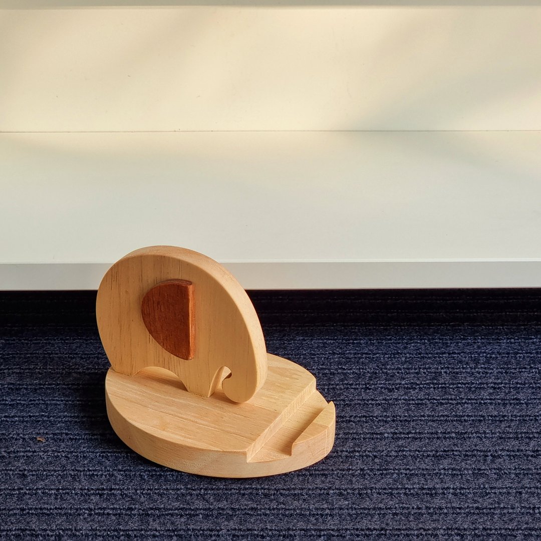 Handmade wooden mobile phone holder, elephant shape - can place a tablet. - 手机座/防尘塞 - 木头 咖啡色