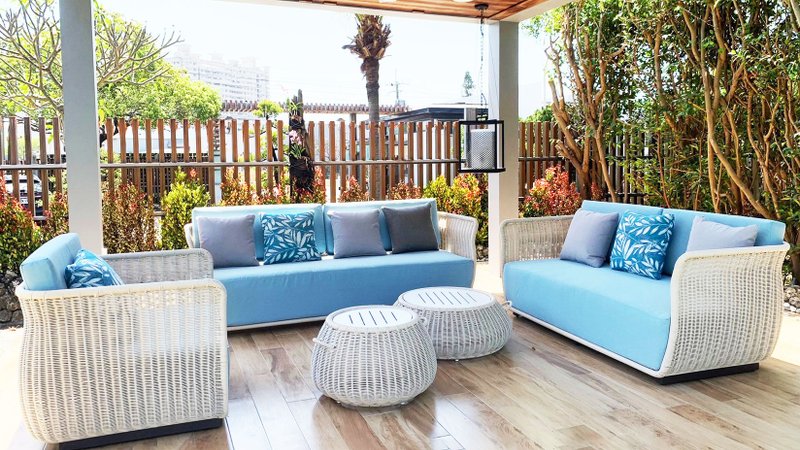 户外咖啡桌 慕恩圆形塑藤茶几 铝板桌面 耐晒防雨家具 附提把 - 餐桌/书桌 - 铝合金 白色