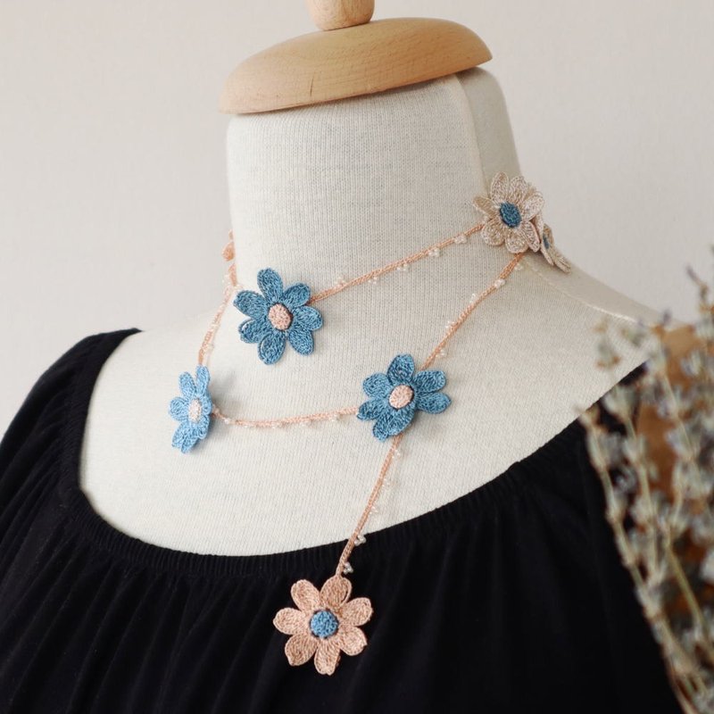 钩针编织 90 厘米长链【雏菊】艾简．希 - 项链 - 聚酯纤维 蓝色