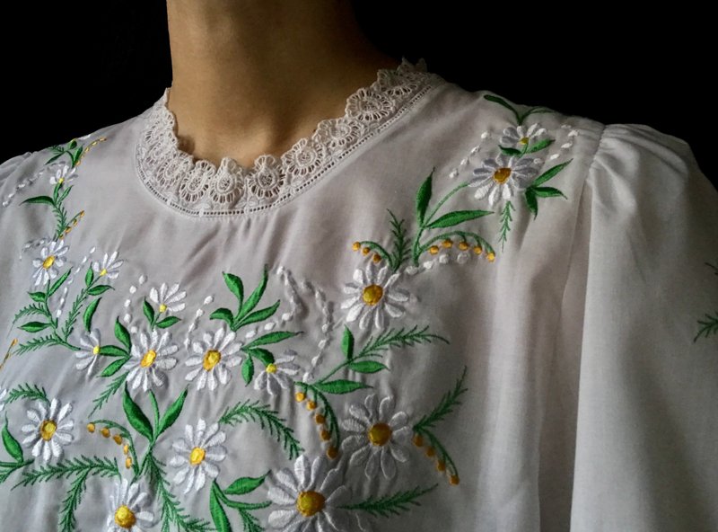 手工缎面绣短袖上衣 - 女装上衣 - 棉．麻 