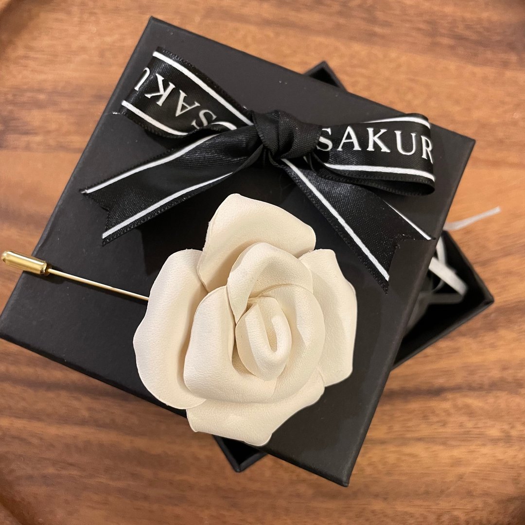 【定制化礼物】皮革玫瑰花胸针 中码 - 摆饰 - 真皮 白色