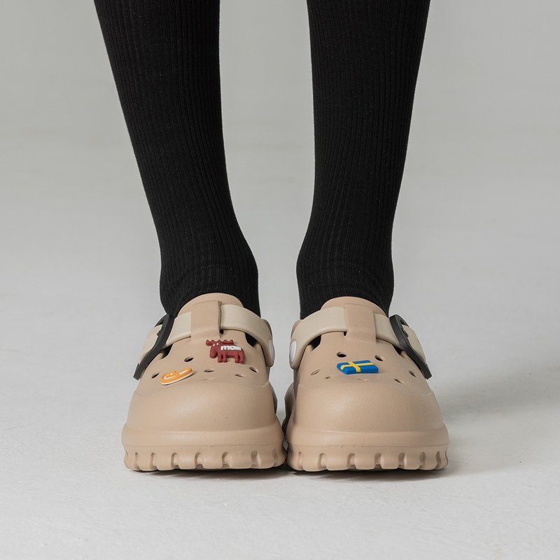 moz瑞典 驼鹿 小方糖 方扣 防水 洞洞鞋 拖鞋 凉鞋 (奶茶) - 拖鞋 - 其他材质 卡其色