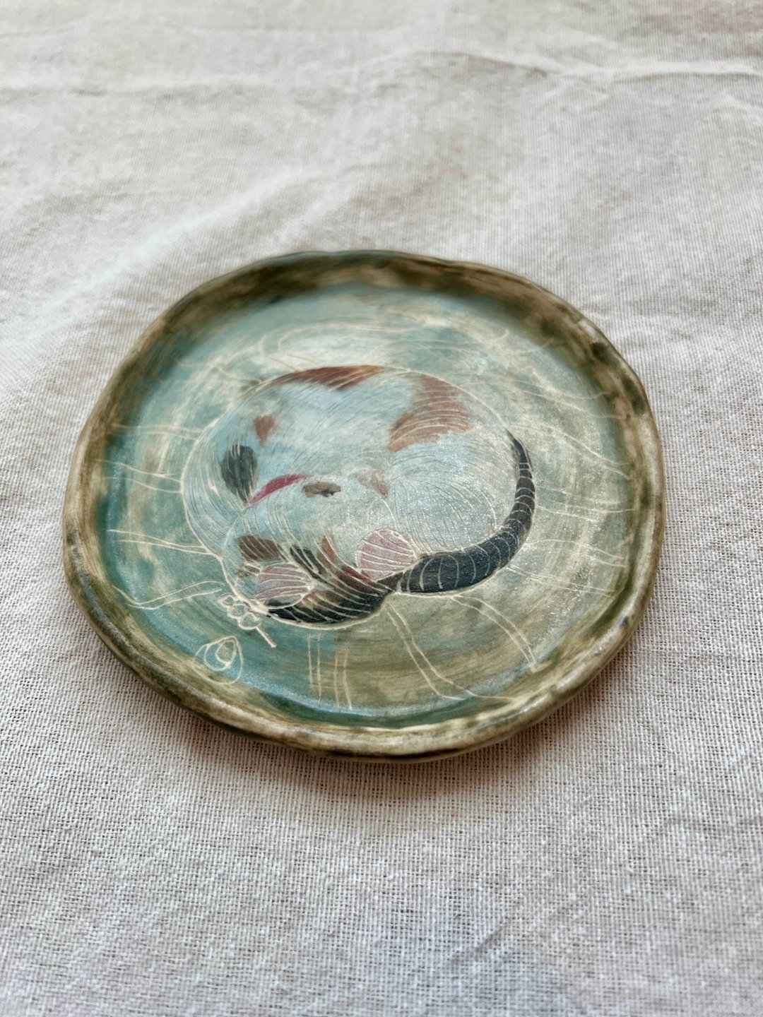 猫004卷缩成团的猫  手绘陶 11.8 x 11.5x1.2 cm - 玩偶/公仔 - 陶 