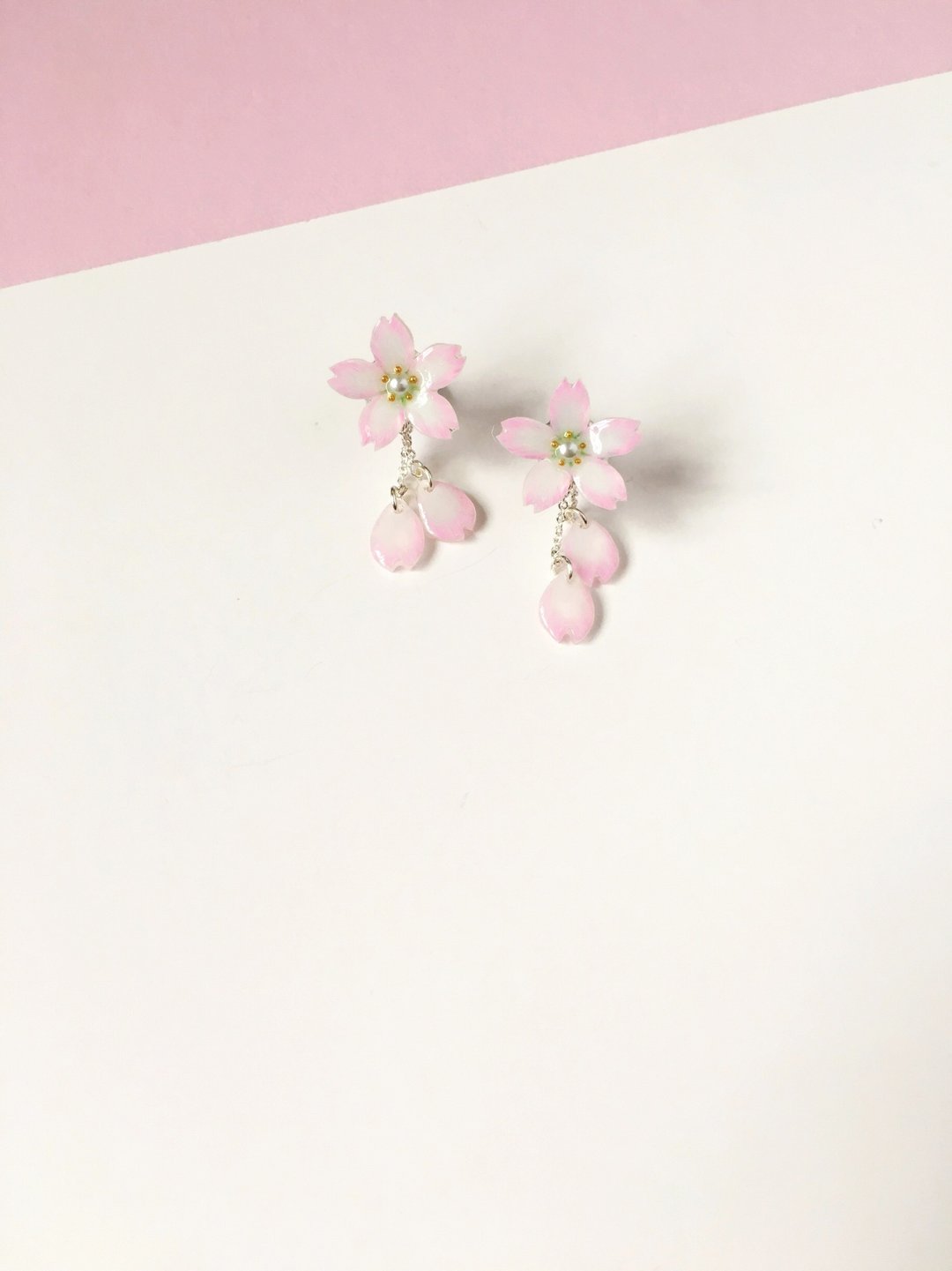 *Haku·Neko* [限定-桜] 手绘粉红樱花垂墬花瓣耳环 - 耳环/耳夹 - 压克力 粉红色