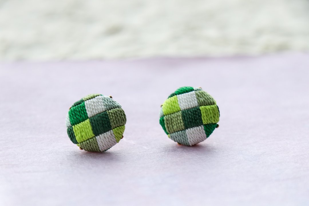 彩り格子 绿 絽ざし耳环 1.6cm 日本制蚕丝线 手工刺绣 格子图案 绿色 和风现代饰品 - 耳环/耳夹 - 丝．绢 绿色