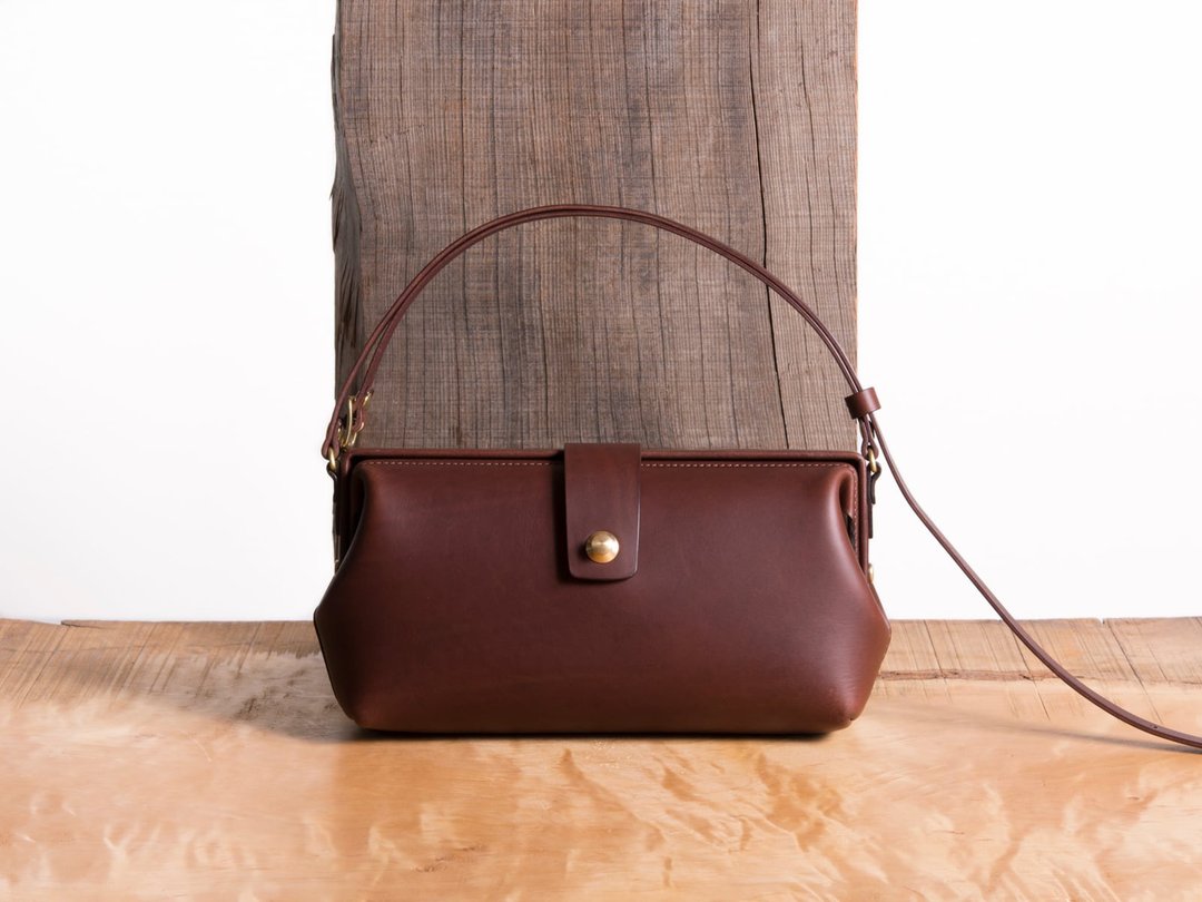 Paka-Pochette S #Chocolate【Customizable gift】 - 侧背包/斜挎包 - 真皮 咖啡色