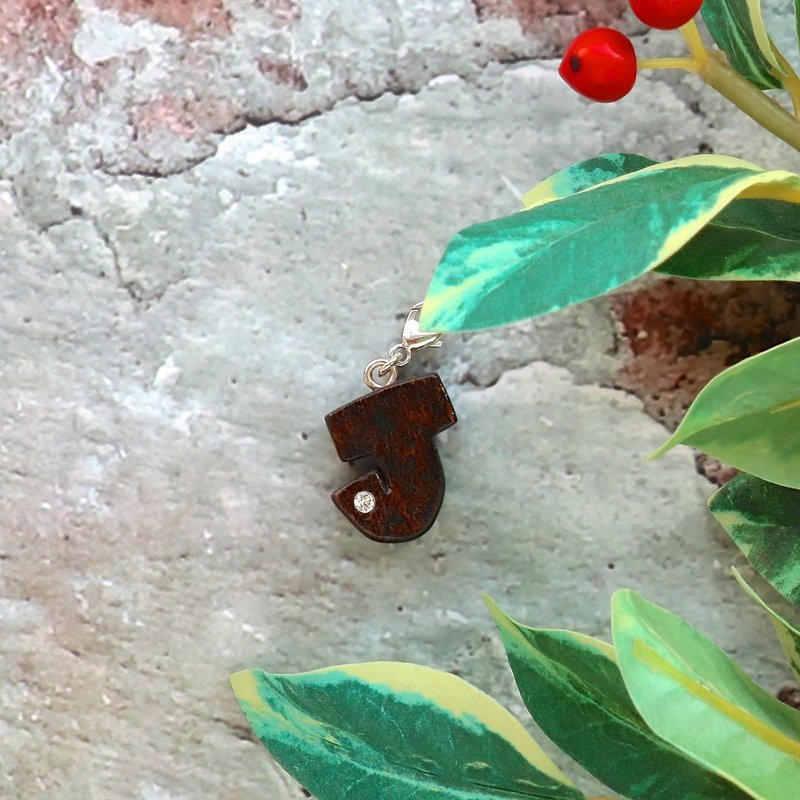 手工木制吊饰   英文字母@J 吊饰  礼物订制 - 吊饰 - 木头 咖啡色