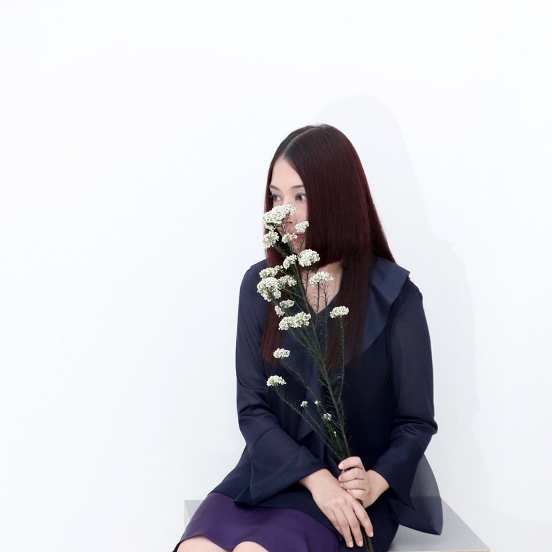 深蓝色压褶上衣衬衫、微透喇叭袖口 秋冬  純色素色 淨色 - 女装上衣 - 聚酯纤维 蓝色