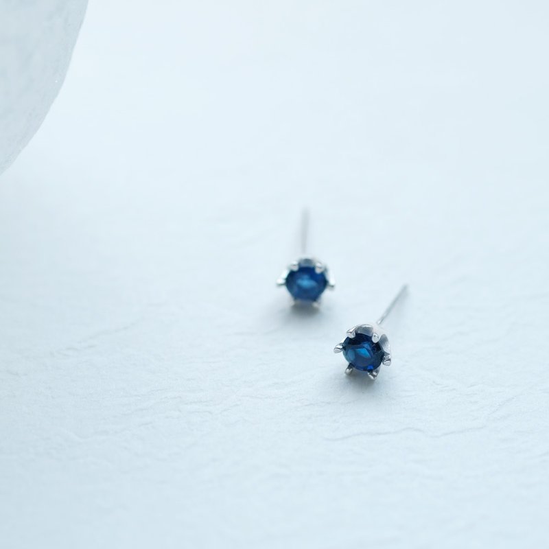 蓝宝石 6 爪耳针925银 - 耳环/耳夹 - 其他金属 蓝色