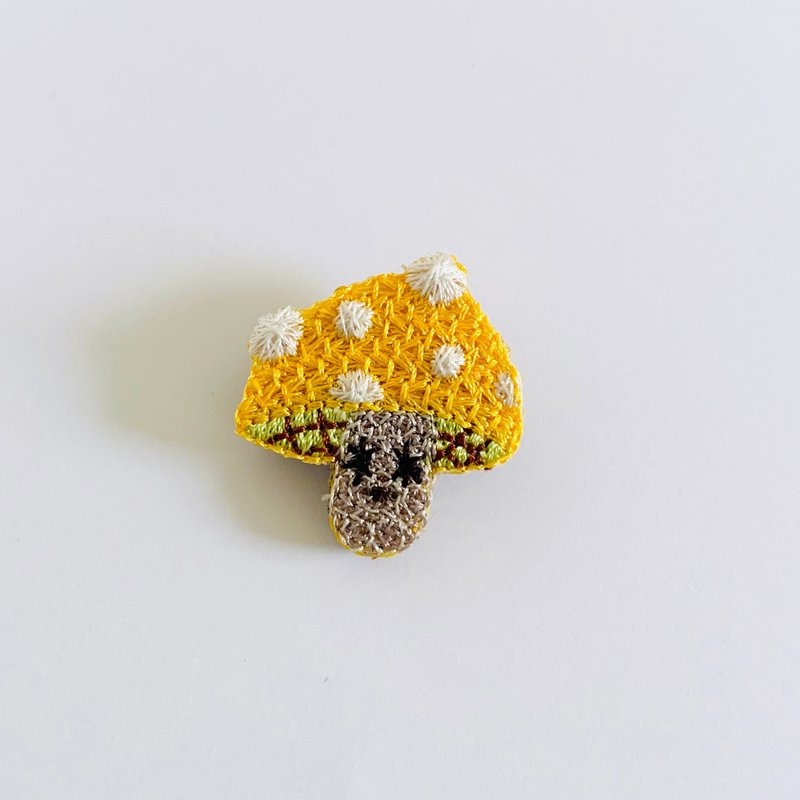 軽いブローチ　刺繍きのこ - 胸针 - 绣线 黄色