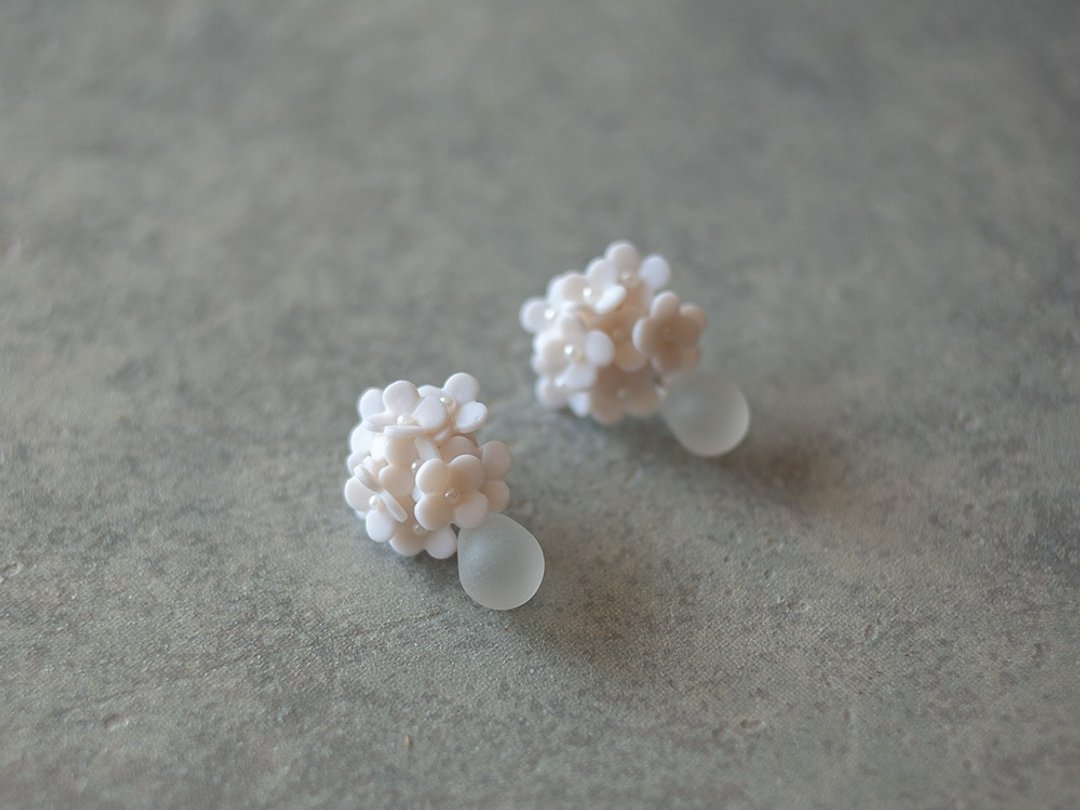 Shizuku and hydrangea earrings / white - 耳环/耳夹 - 粘土 白色