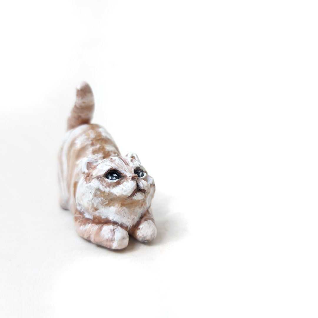 Cute playing Cat figurine 5 cm from collection of cute fat pets, dogs and cats - 玩偶/公仔 - 粘土 白色