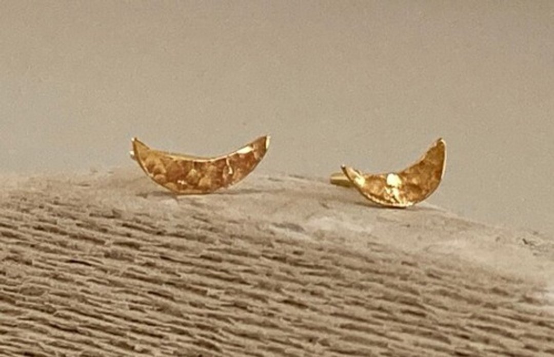 K24 Pure Gold Crescent Ragged Pure Gold Crescent Stud Earrings Limited to 1 pair for both ears - 耳环/耳夹 - 其他金属 
