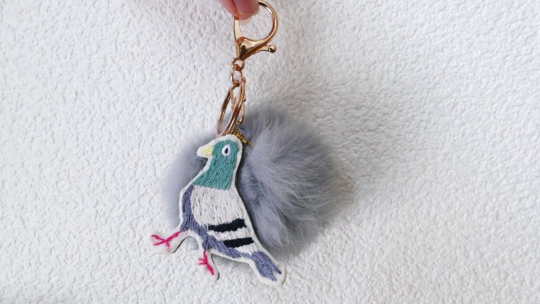 Fur bag charm gray embroidered dove - 钥匙链/钥匙包 - 棉．麻 灰色