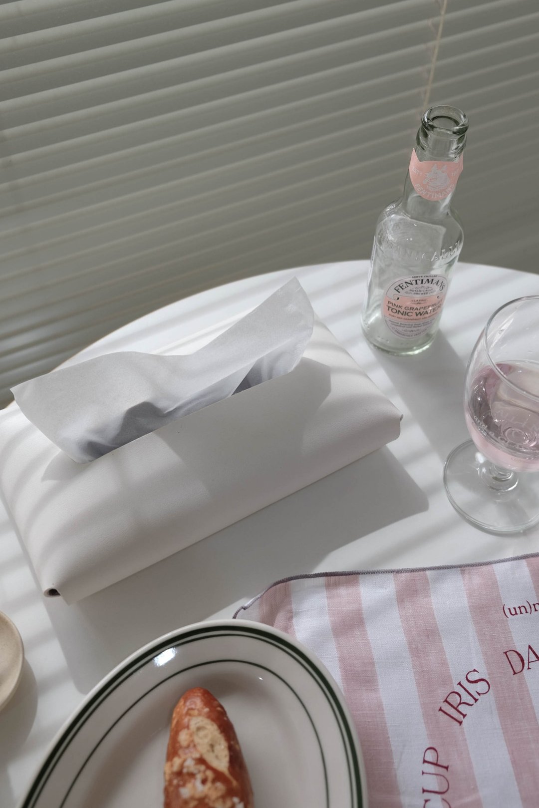 PU Leather tissue cover case (White) - 纸巾盒 - 人造皮革 