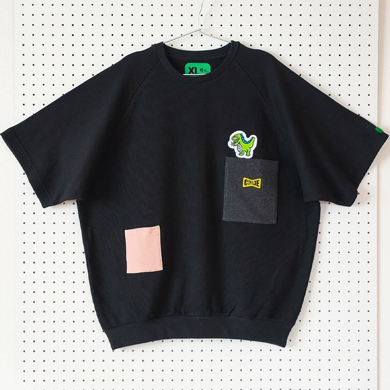 新款恐龍刺繡貼袋黑色圓領短袖T恤 華夫格 寬鬆 男女中性 - 女装 T 恤 - 棉 黑色
