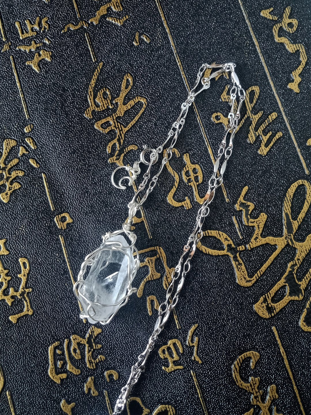 佚名山河。双尖白水晶。金属编织。附链 - 项链 - 宝石 白色