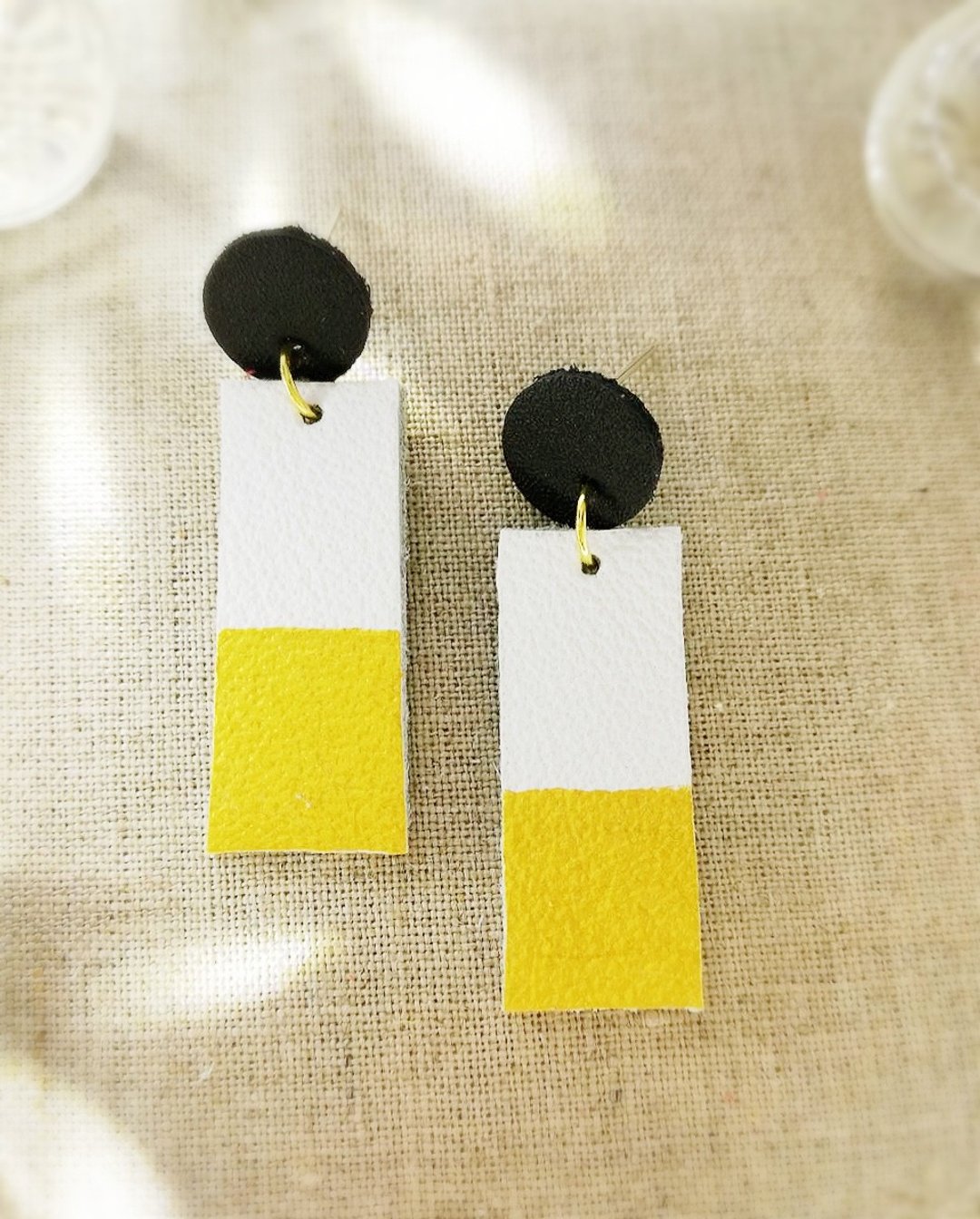 Geometric Handmade leather earring white black and gold - 耳环/耳夹 - 真皮 白色
