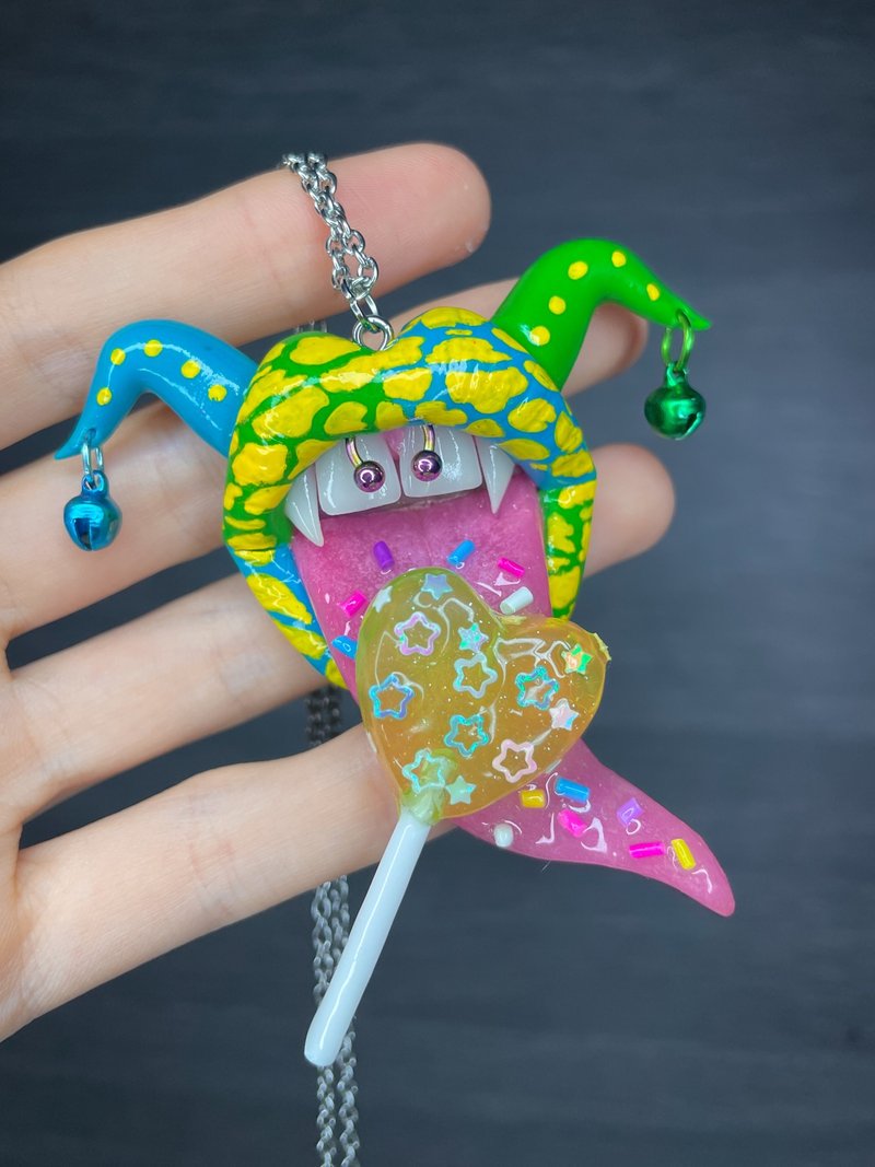坠饰。蓝绿色小丑的嘴唇搭配糖果。 - 项链 - 粘土 