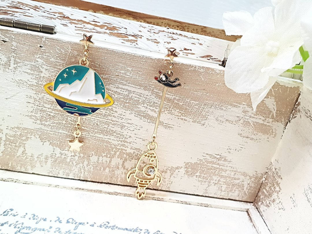 Paris*Le Bonheun。我的小宇宙。手作耳环(冰星) - 耳环/耳夹 - 其他金属 蓝色