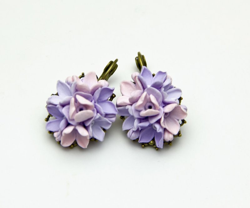 Flower earrings with a cluster lock Handmade lilac-pink earrings polymer clay - 耳环/耳夹 - 粘土 粉红色