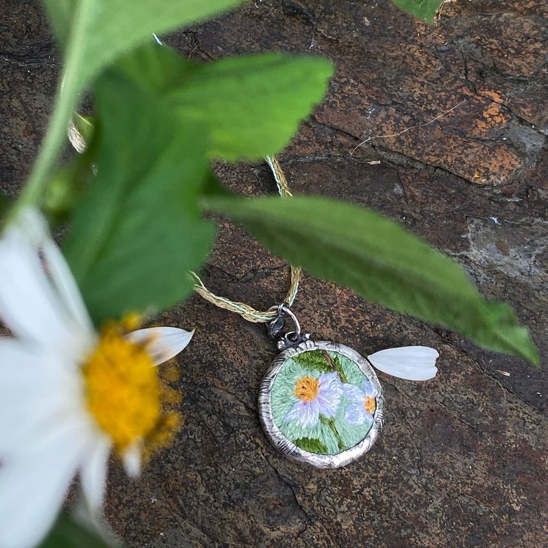 晴日咸丰草 纯银镶嵌刺绣项坠 - 项链 - 纯银 白色