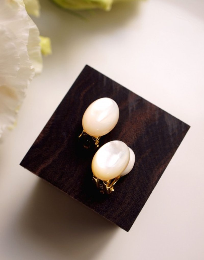 简约珍珠母贝耳环 Kastehelmi - 耳环/耳夹 - 宝石 白色