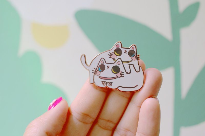 肉球金属徽章/肉肉与baby猫咪叠叠乐/异色瞳白猫 - 徽章/别针 - 其他金属 白色