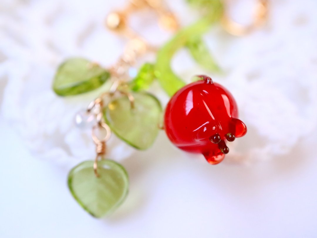Longing for roses Red earrings Non-hole pierced Clip-On Resin Clip-On Glass Transparency Rose Rose Flower Flower Red Asymmetry Left-right asymmetry - 耳环/耳夹 - 玻璃 红色