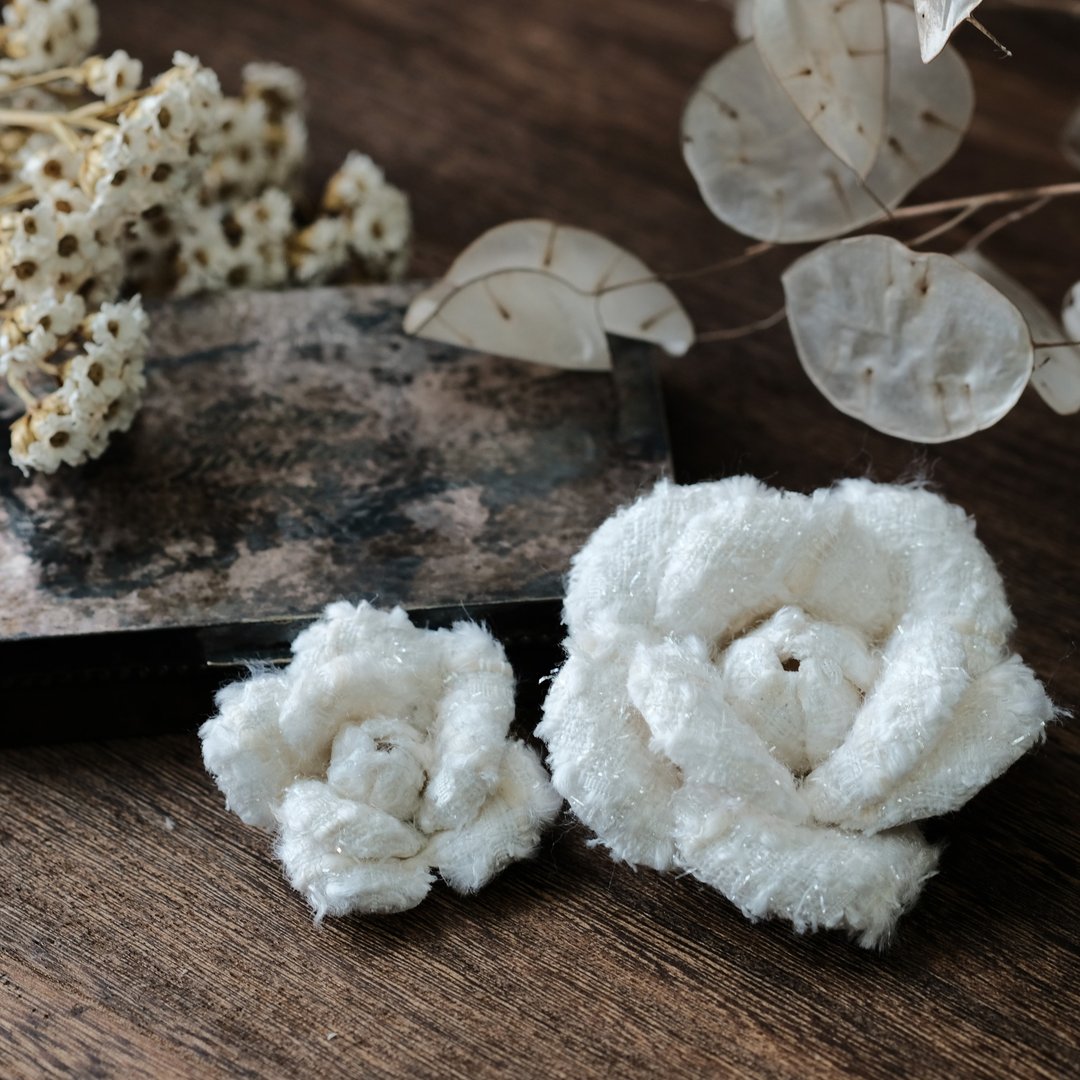 冬雪-复古山茶胸针 染色布花胸针 - 胸针 - 其他材质 白色