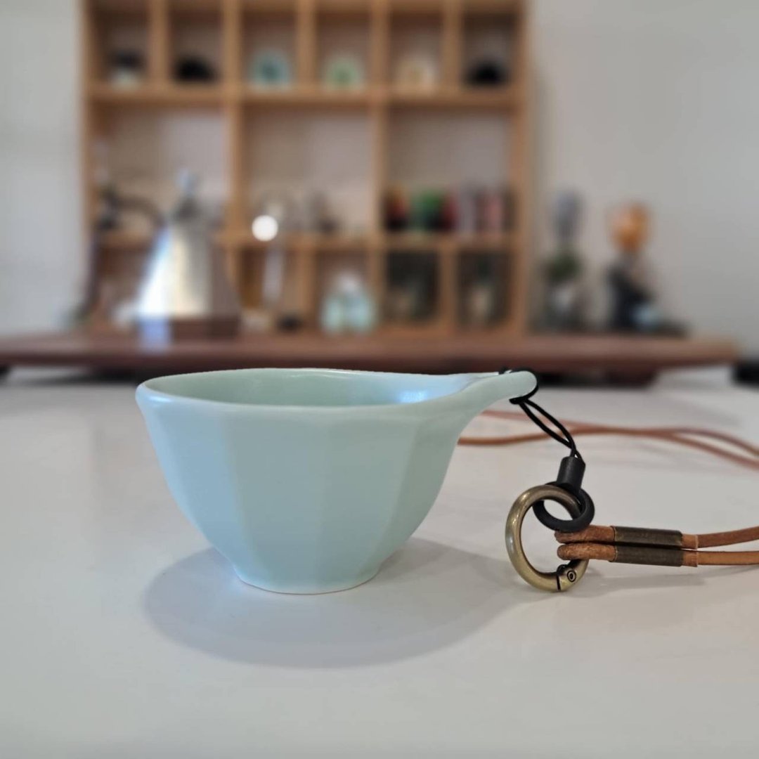 海洋蓝挂绳角面两怡品饮杯 手作陶瓷咖啡杯 随行设计 双口缘品饮 - 咖啡杯/马克杯 - 瓷 蓝色