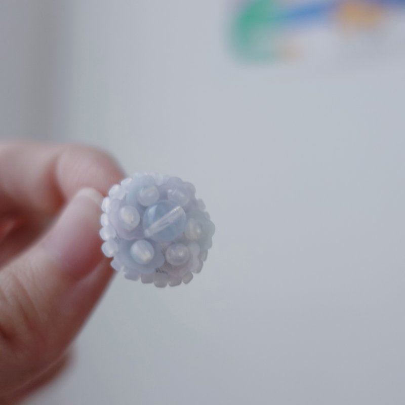 花丸・手工刺绣耳环 - 耳环/耳夹 - 玻璃 白色