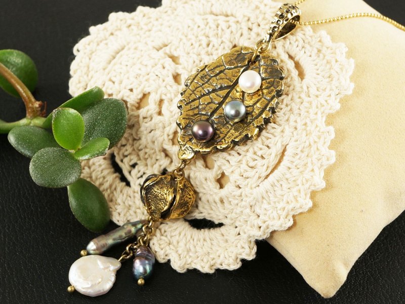 Biwa Baroque Pearl Gold Brass Leaf Botanical Pendant Necklace Woman Jewelry Gift - 项链 - 珍珠 金色