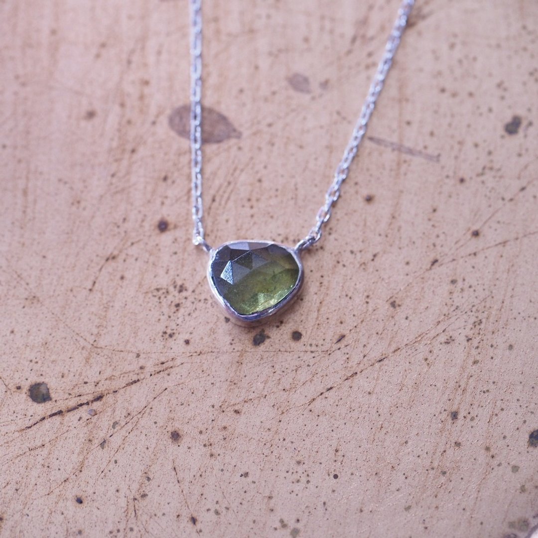 天然符山石  手工项链 锁骨链 绿色系宝石 5月生日石 Vesuvianite - 锁骨链 - 半宝石 绿色