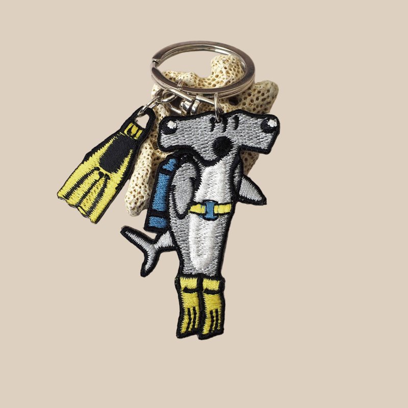 锤头鲨潜水员/双面刺绣钥匙圈 - 钥匙链/钥匙包 - 绣线 
