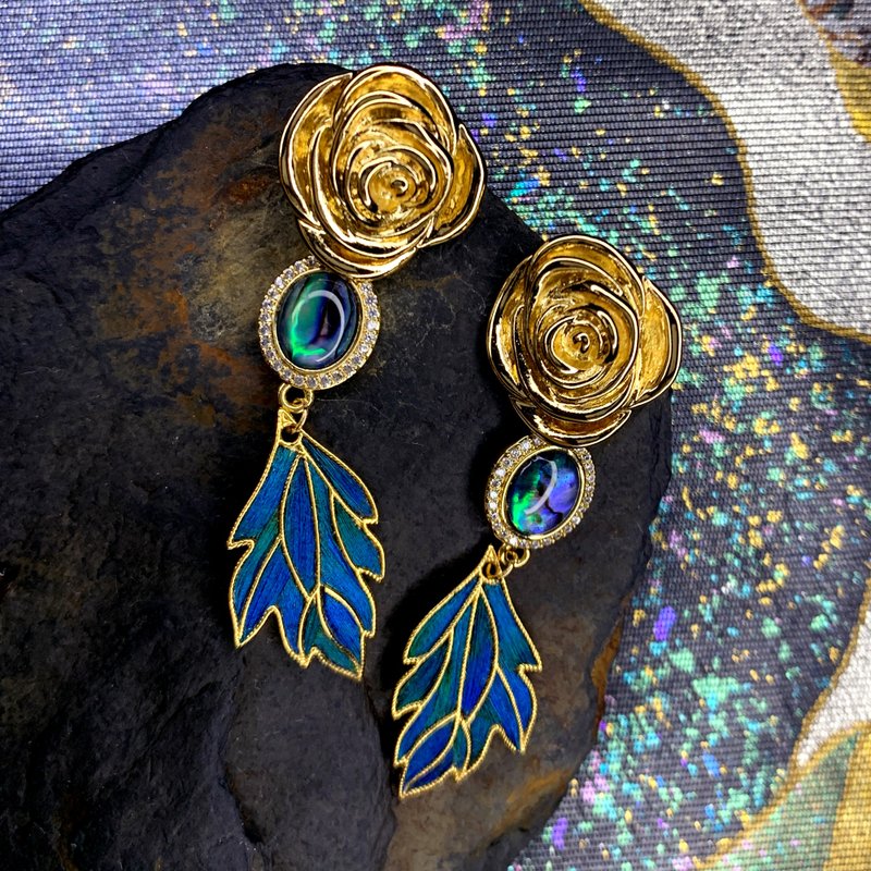 【手作】点翠工艺 孔雀羽毛镶嵌 金色玫瑰耳钉 - 耳环/耳夹 - 玫瑰金 金色