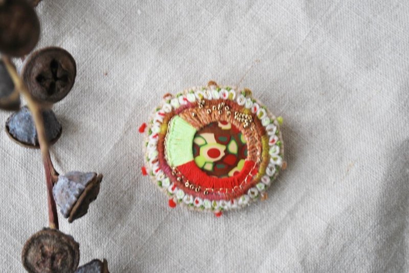 可塑黏土与刺绣椭圆胸针 金色珠粒 - 胸针 - 绣线 