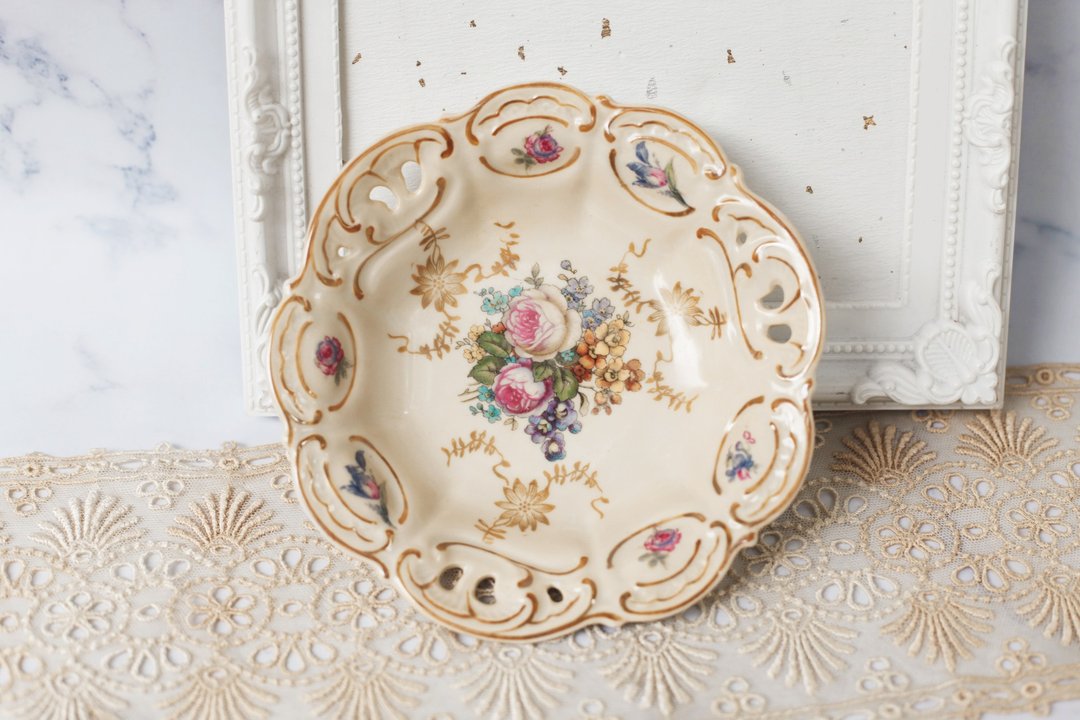 【好日恋物】德国antique陶瓷花朵镂空盘.点心盘.摆设 - 盘子/餐盘/盘架 - 陶 黄色