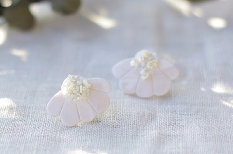 Polymerclay×Embroidery earrings(Clip-on earrings) piece series white - 耳环/耳夹 - 粘土 白色