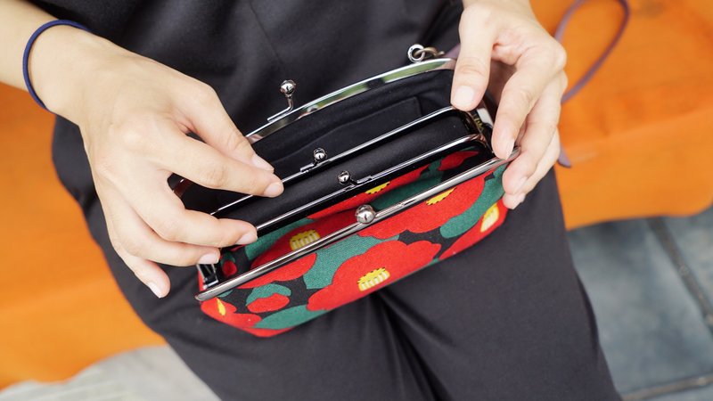 京旅生活斜背亲子口金包-椿花花色 - 侧背包/斜挎包 - 棉．麻 红色