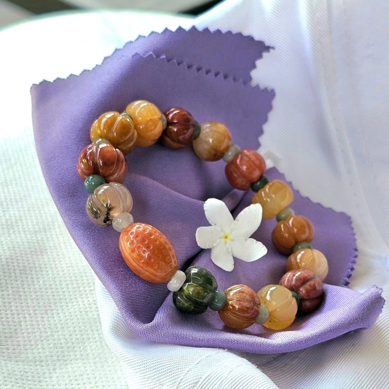 雕刻龙眼核石英石手链 中间为玉髓雕刻的招财豆 尺寸 12x17 毫米 - 手链/手环 - 玉石 多色