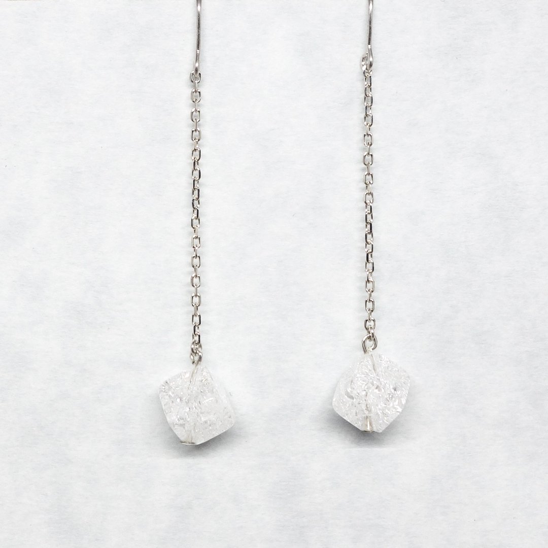 1 crystal with chain earrings【Pio by Parakee】自然水晶耳環 - 耳环/耳夹 - 宝石 白色